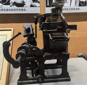 铸字机的技术演进与文化承载：从铅火淬炼到文明印记